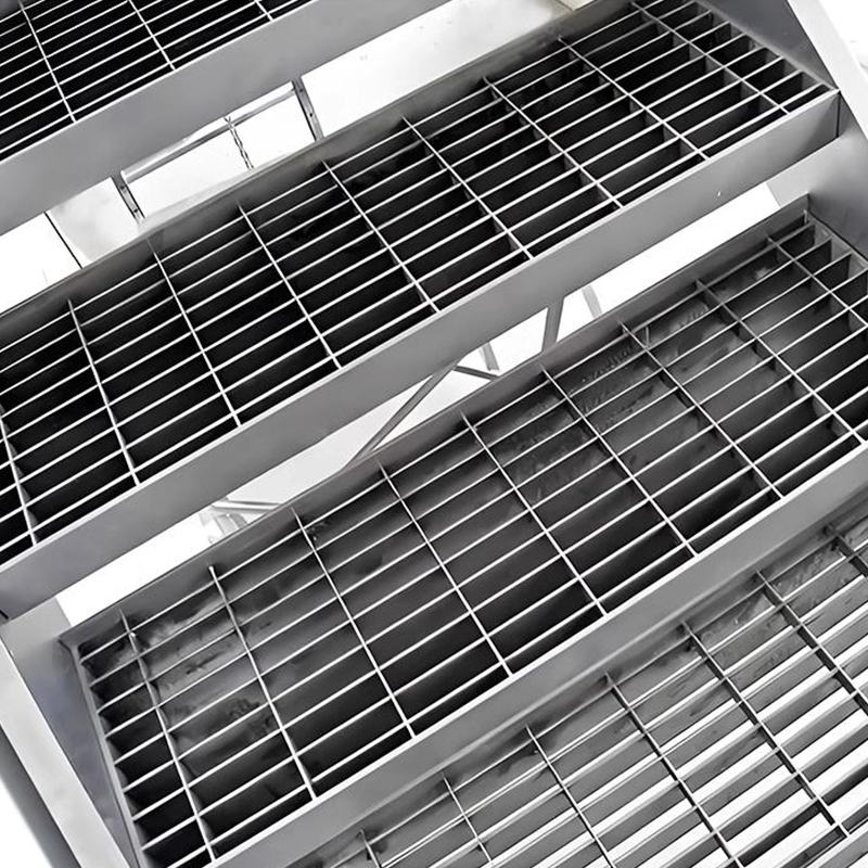 How does galvanized steel grating adapt to special industrial environments?